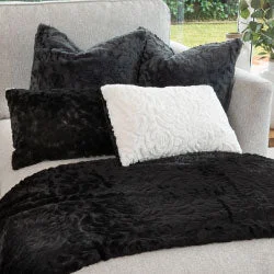 Wool blankets with natural warmth and insulationCosy Rose Black Throw Blanket (160 x 160cm)