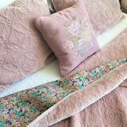 Chenille blankets with a thick and fuzzy textureDaisy Blanket Set (200 x 230cm)