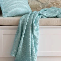 Linen blankets with a rustic and textured lookDora Aqua Throw (130 x 180cm)