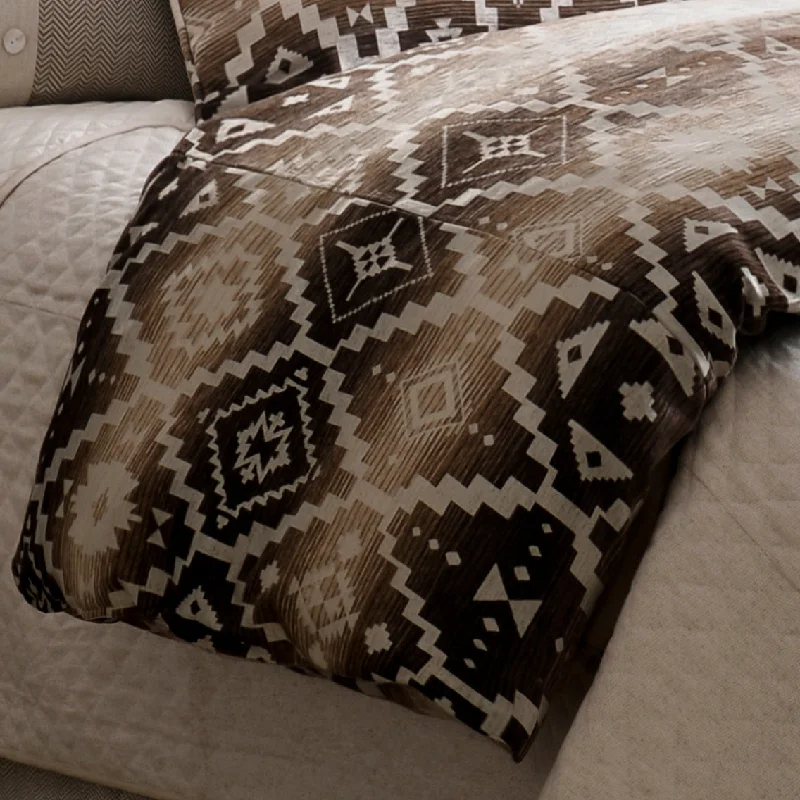 Queen - size blankets for standard - sized bedsHiEnd Accents Chalet Aztec Duvet