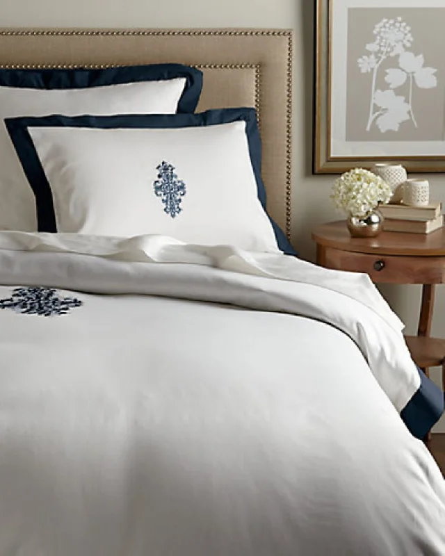 Light - blocking duvet covers for a better sleep during the dayMontague & Capulet 400TC Liaison Belladonna Duvet