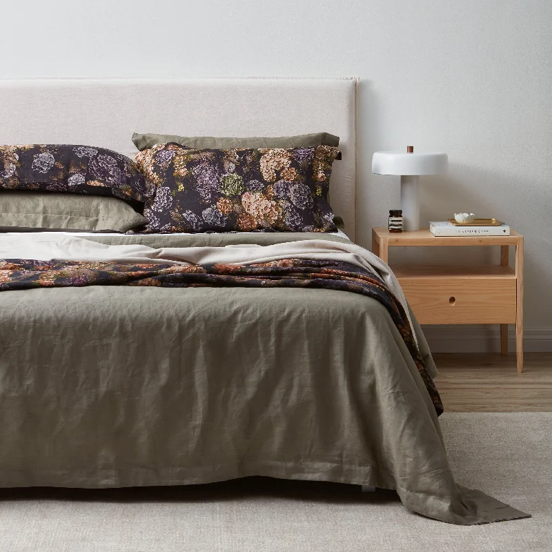 Button - closure duvet covers for a classic and secure fasteningOlive Linen Duvet Cover