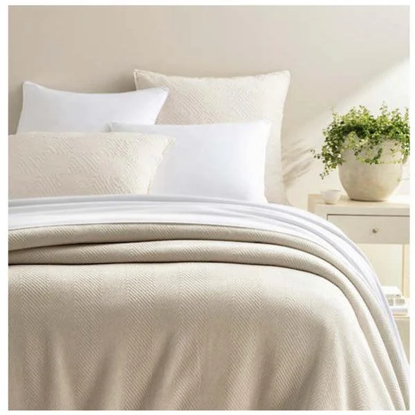 Bamboo fiber blankets with natural antibacterial propertiesPine Cone Hill Herringbone White/Ivory Blanket