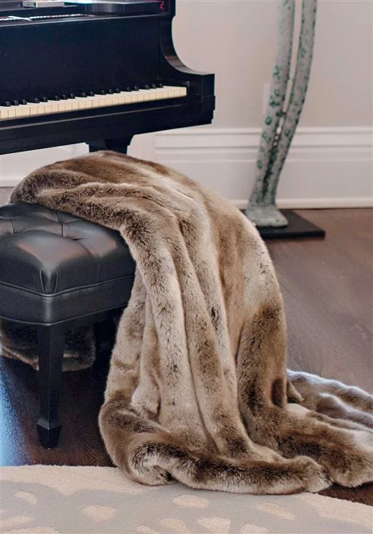 Chenille blankets with a thick and fuzzy textureTundra Wolf Throw Blanket