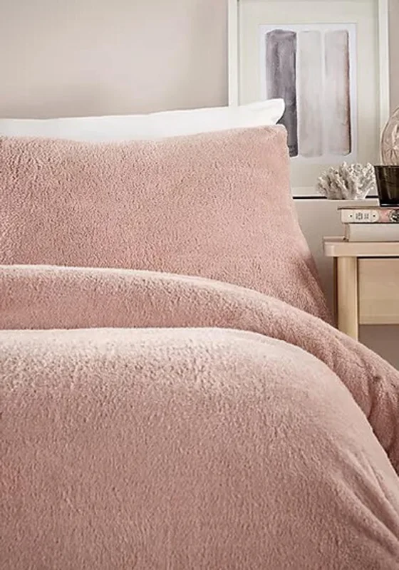 Oversized duvet covers that drape beautifully over the sides of the bed for a luxurious lookVantona Home Teddy Fleece Duvet Cover Set, Pink