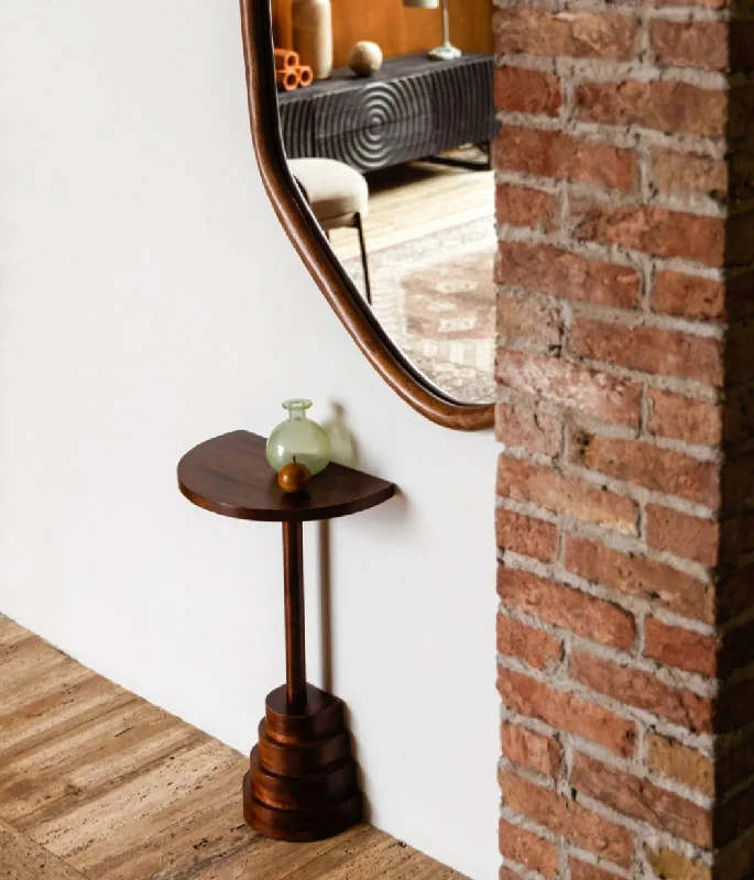 Linen blankets with a rustic and textured lookWall Side Table Lina Walnut